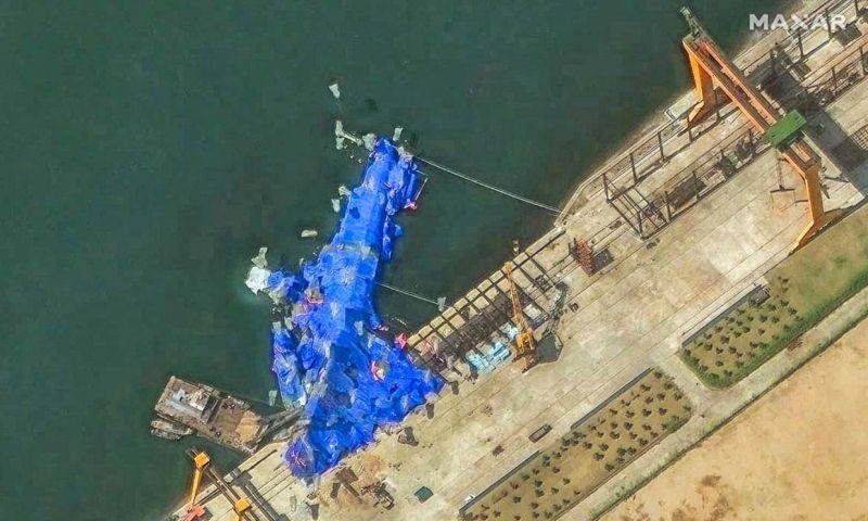 Triều Tiên dựng lại tàu khu trục bị lật