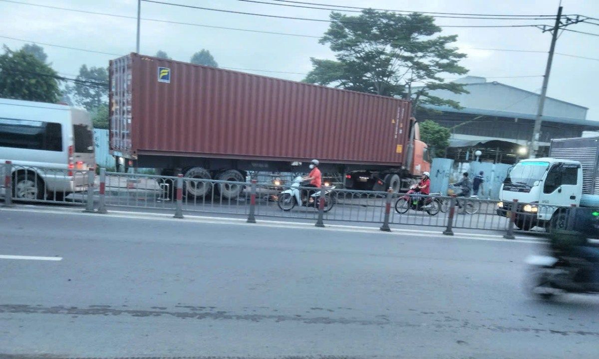 TPHCM: Xe container tông dải phân cách, chắn ngang đường