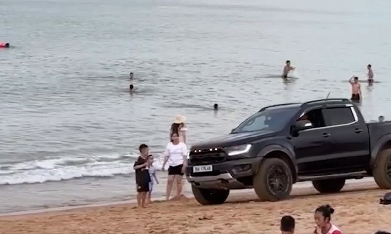 Khởi tố tài xế lái xe bán tải gây náo loạn trên bãi biển Tuy Hòa