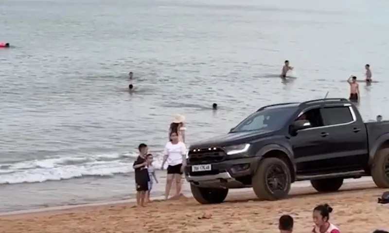 Khởi tố tài xế lái xe bán tải gây náo loạn trên bãi biển Tuy Hòa