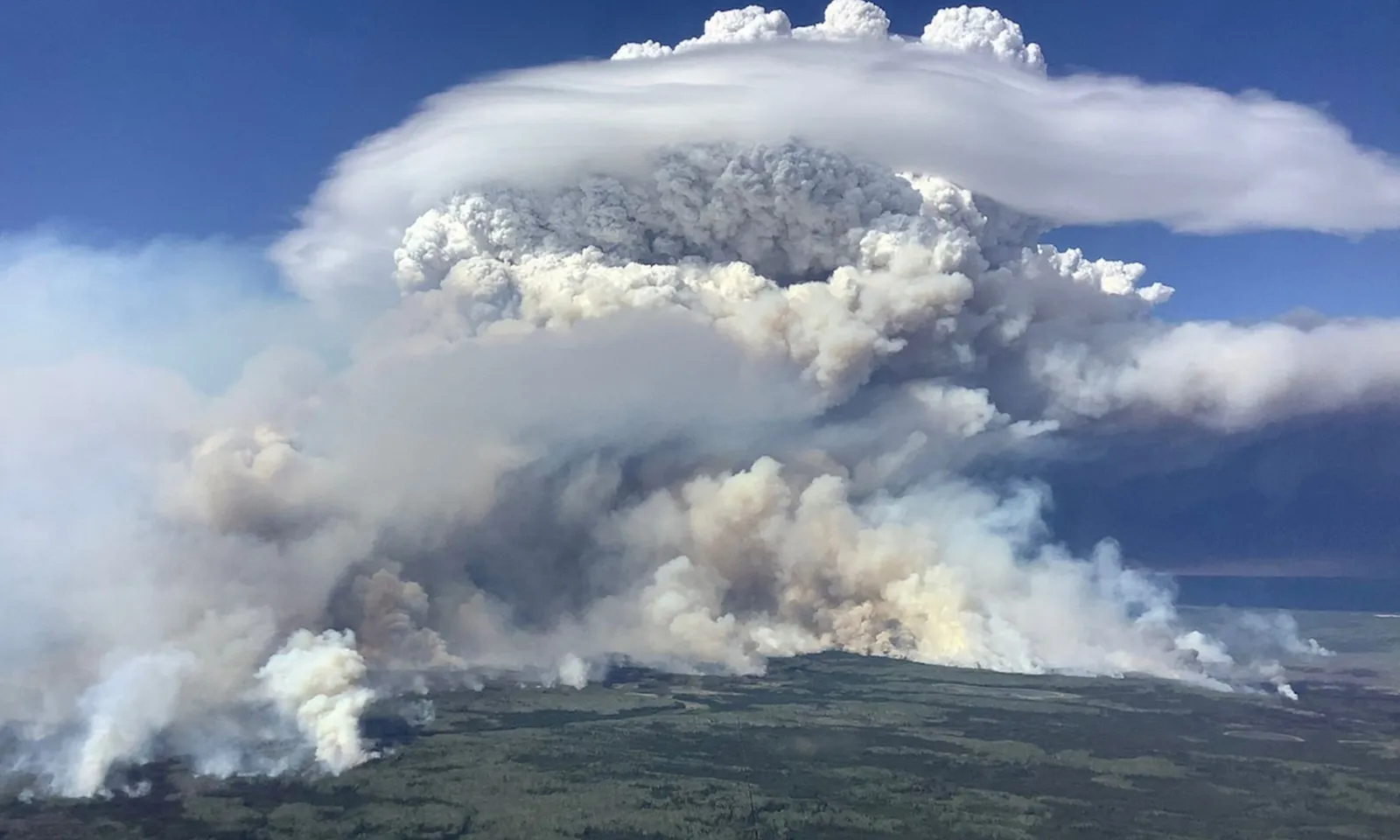 Khói bụi cháy rừng Canada bay sang vùng Trung Tây nước Mỹ