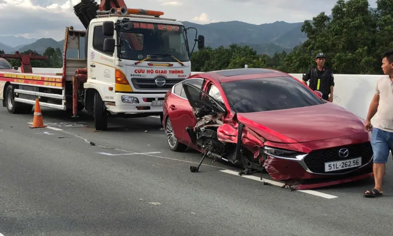 Giải cứu thành công 3 người mắc kẹt trong xe ô tô sau tai nạn trên cao tốc Nha Trang - Cam Lâm