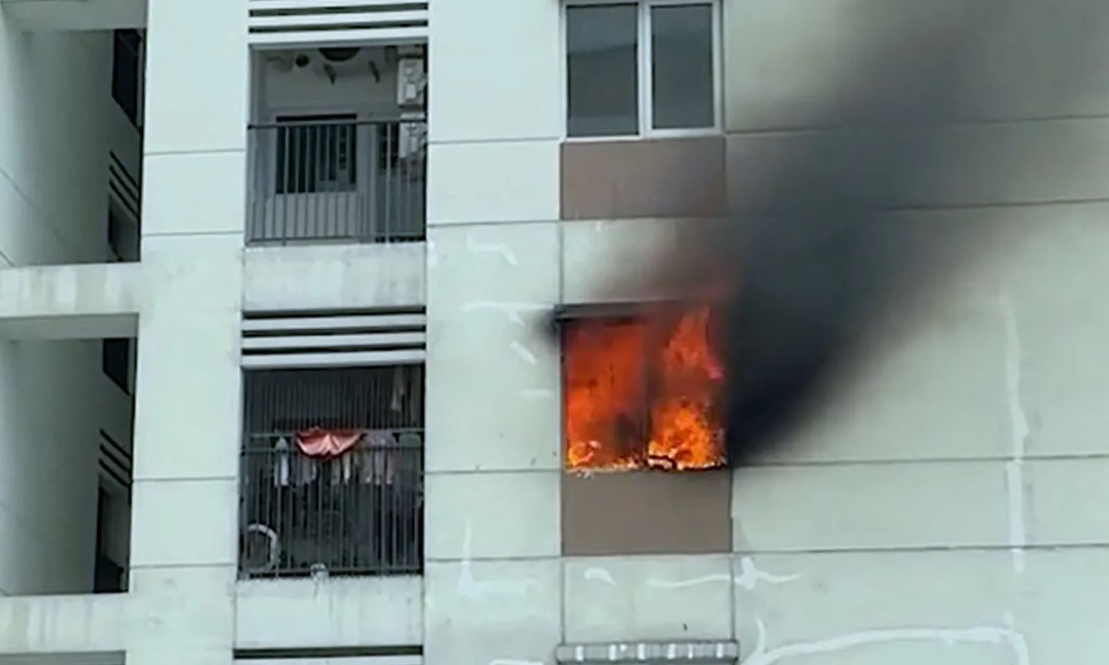 Một buổi sáng, hai căn hộ chung cư ở Hà Nội bị cháy