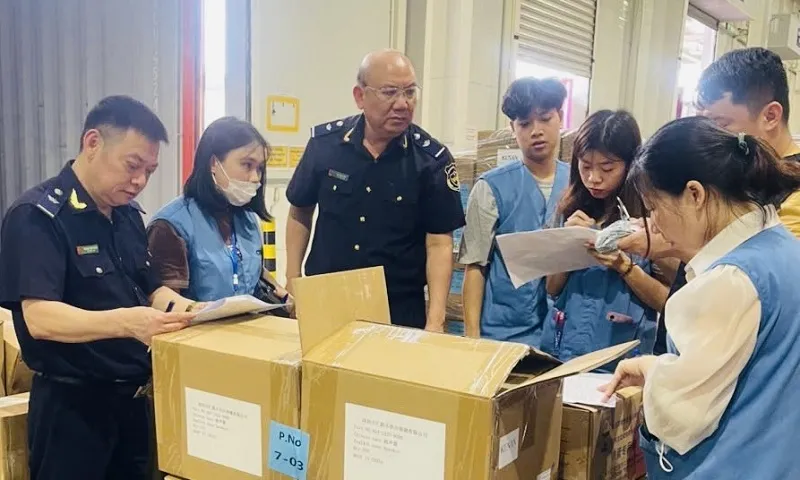 Lô hàng “quần áo” xuất khẩu bị bóc trần là hơn 70.000 linh kiện điện thoại  
