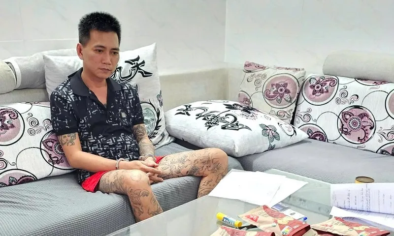 Bắt giữ nghi phạm cầm đầu đường dây vận chuyển 5.000 viên thuốc lắc từ nước ngoài vào Việt Nam