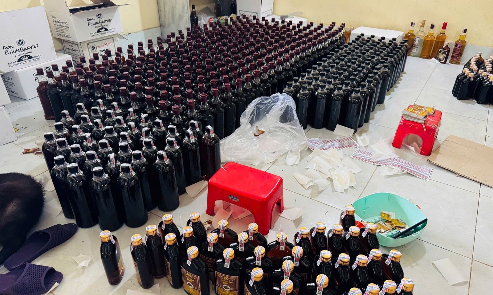Tạm giữ hơn 2.000 sản phẩm rượu không phép