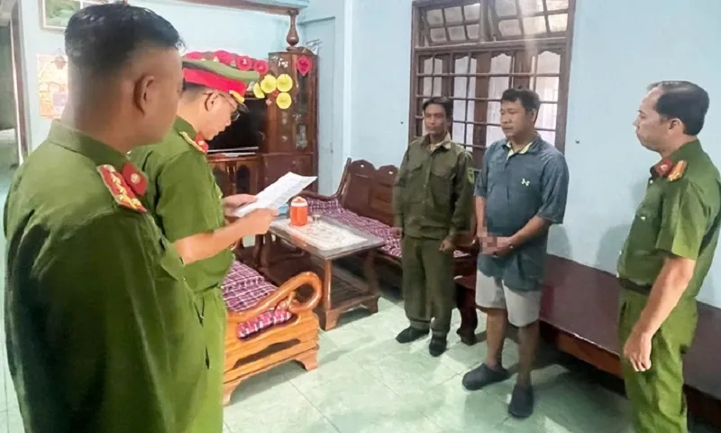 Tạm giữ hình sự người đàn ông dùng búa đập phá 3 trụ ATM ở Quảng Nam