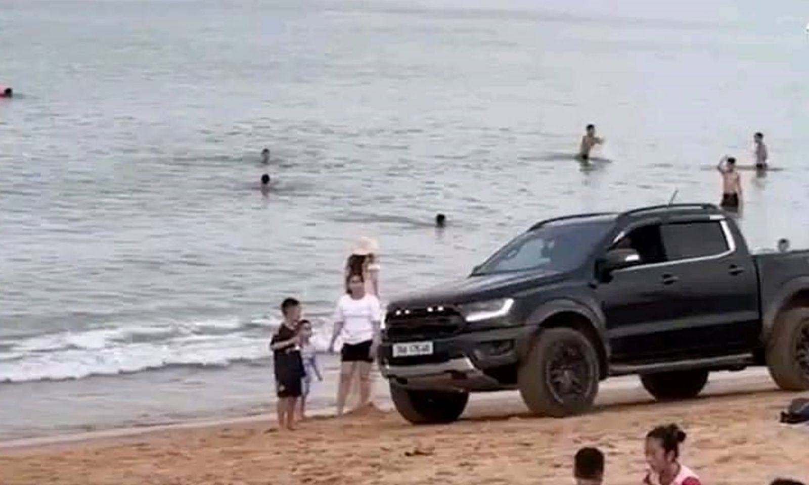 Tài xế lái xe bán tải trên bãi biển Tuy Hòa gửi lời xin lỗi