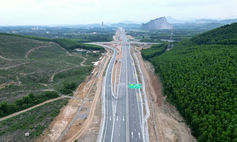 Thông xe cuối tháng 6, Cao tốc Vạn Ninh - Cam Lộ vượt tiến độ 4 tháng