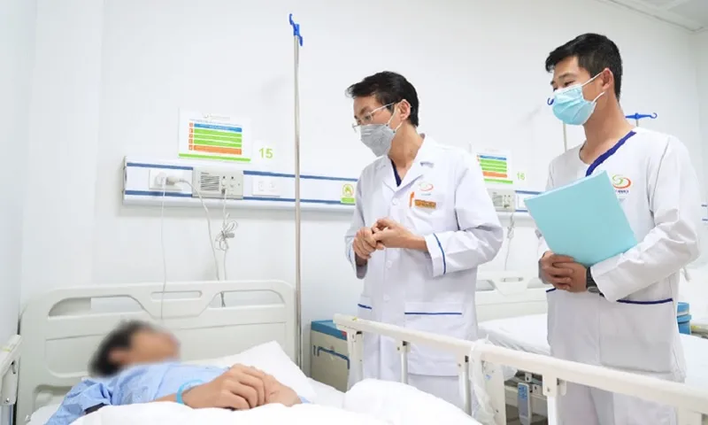 Bác sĩ thăm khám bệnh nhân - Ảnh BVCC Bệnh viện Nam học và Hiếm muộn Hà Nội