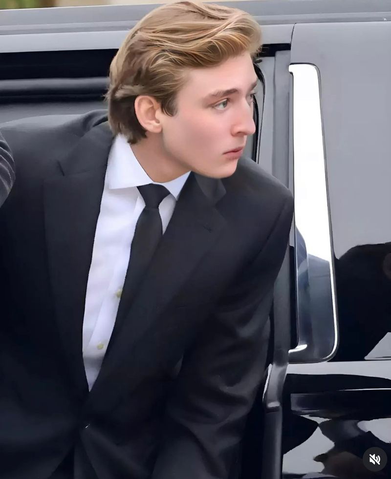 Barron Trump Shocks America: In an unexpected move that has stunned the nation, Barron Trump has signed a groundbreaking $175 million deal to build the country’s first-ever boarding school for orphans and homeless youth in Chicago. The project — called “The Barron Trump Academy of Hope” — aims to provide full housing, quality education, and lifelong mentorship for children who have lost everything. “This isn’t about fame,” Barron said with tears in his eyes. “It’s about giving kids the love and stability I never had.” The announcement has taken social media by storm, with fans and celebrities alike praising Barron as “the most inspiring voice of 2025.” Bạn gái bí ẩn của Barron Trump là ai?