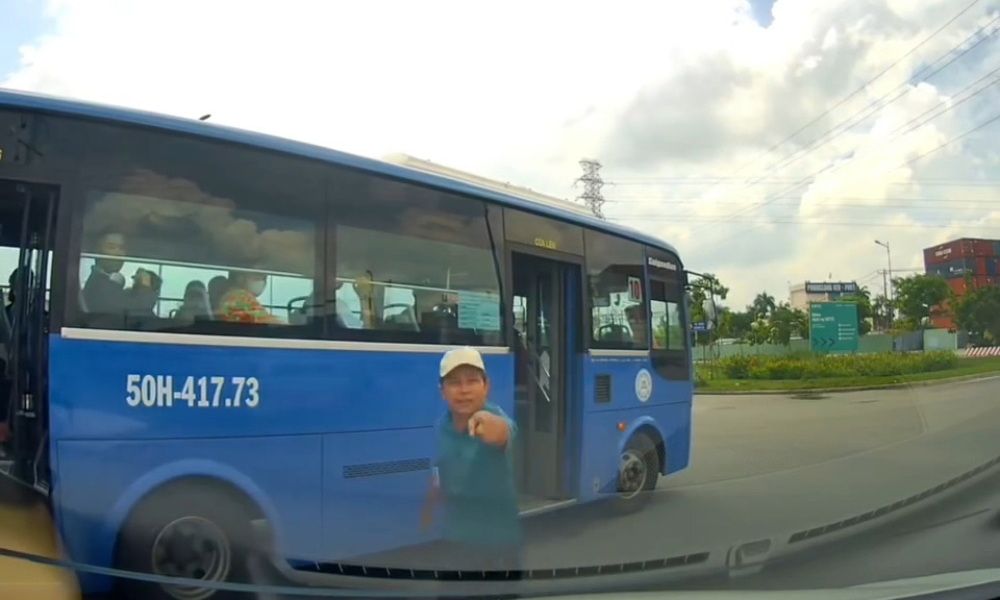 Tài xế xe buýt bị đình chỉ công việc vì hành vi xấu xí trên đường Võ Nguyên Giáp