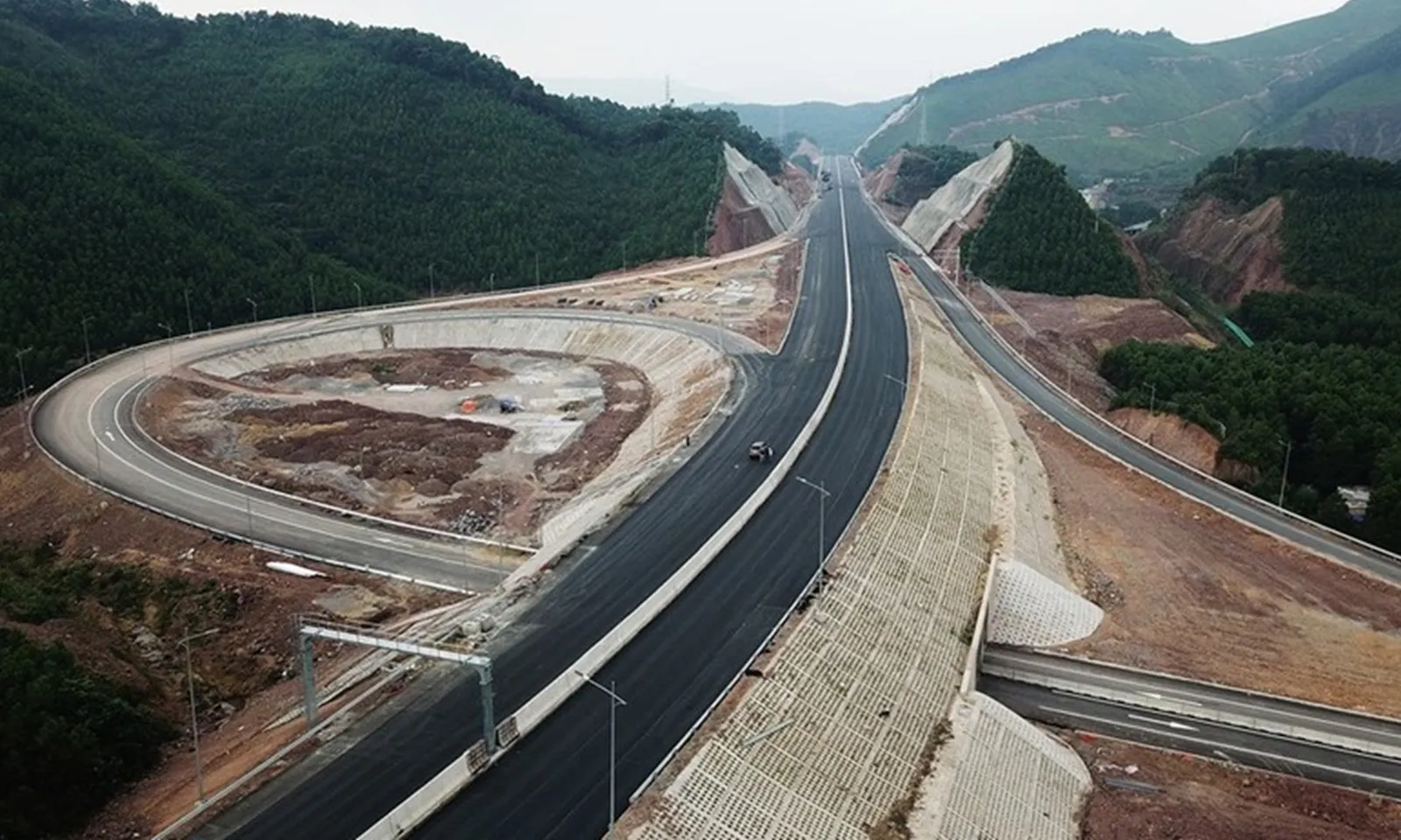 Tháo gỡ khó khăn, đẩy nhanh tiến độ 4 dự án giao thông trọng điểm 