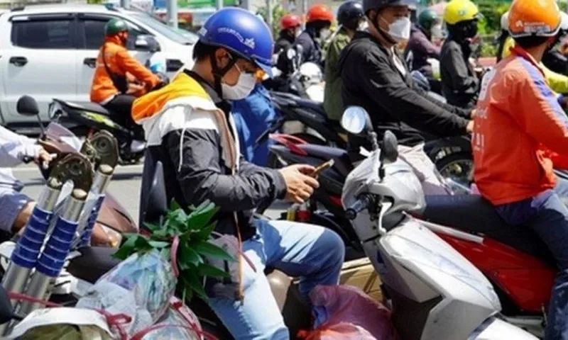 Hiểu thêm về luật: Dừng đèn đỏ có được bấm điện thoại? 