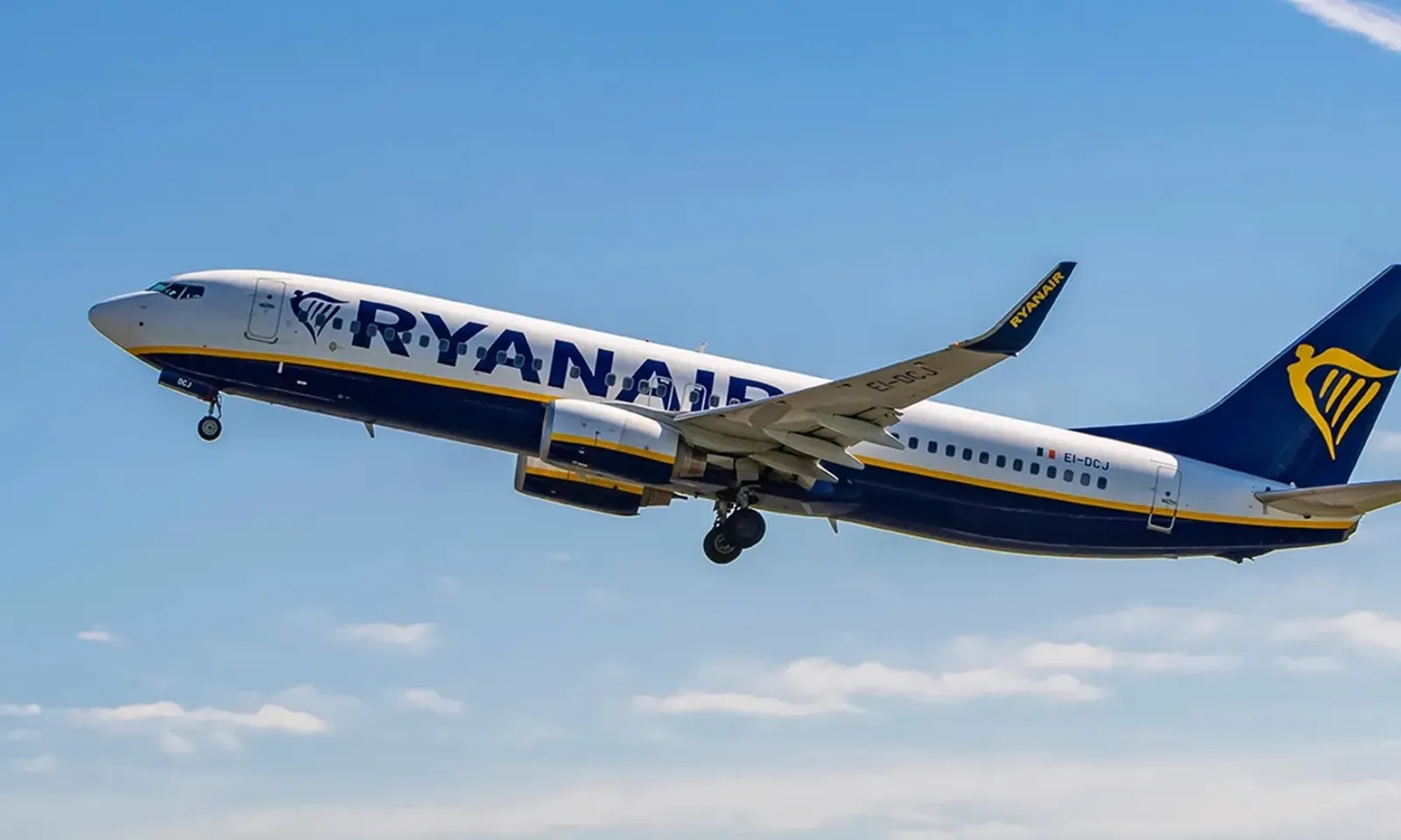 Máy bay hạ cánh khẩn cấp do bão, 9 người bị thương