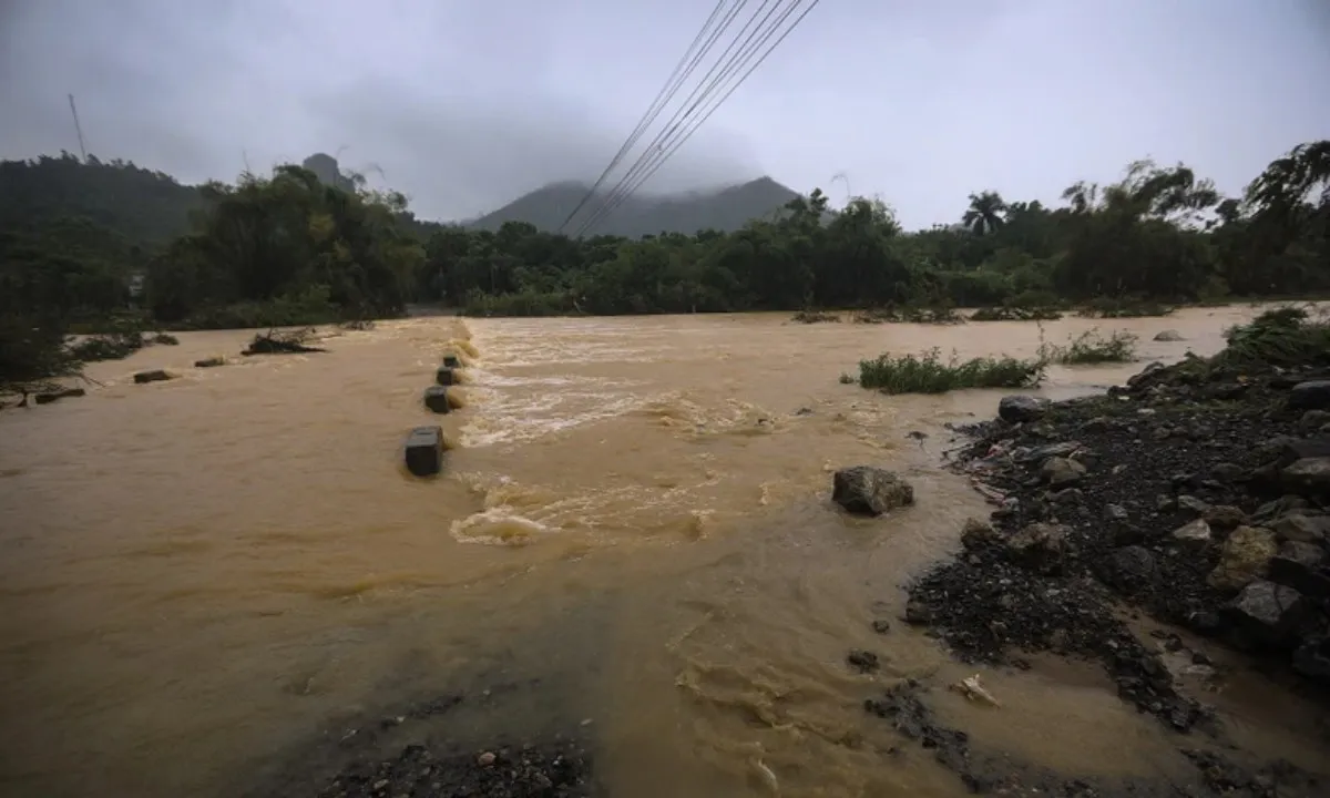 Huế: Cảnh sát PCCC xuyên đêm cứu 4 người dân mắc kẹt giữa lũ