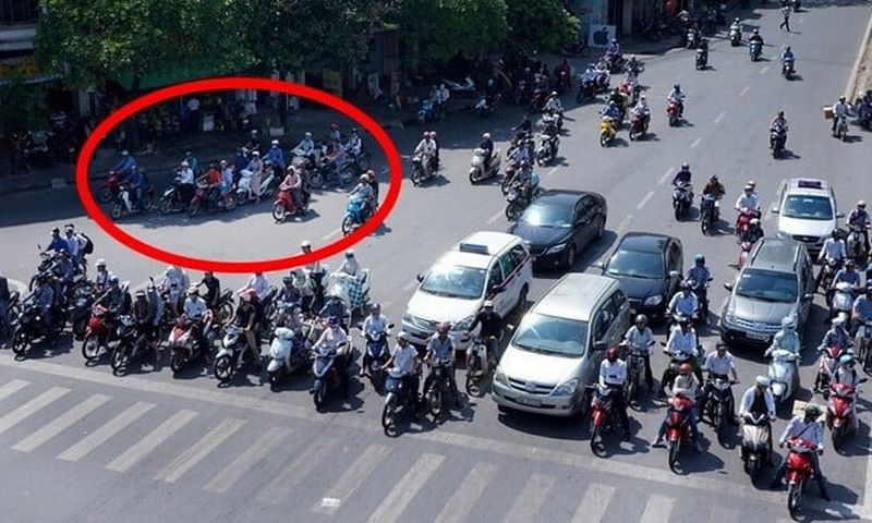 Dừng xe dưới bóng râm tránh nắng, coi chừng bị phạt nặng