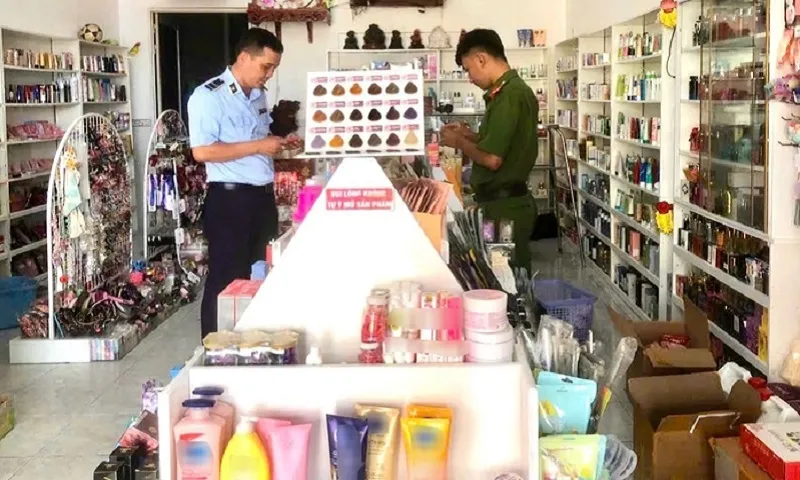 QLTT kiểm tra 1 điểm kinh doanh mỹ phẩm. Ảnh Chi cục QLTT tỉnh Cà Mau