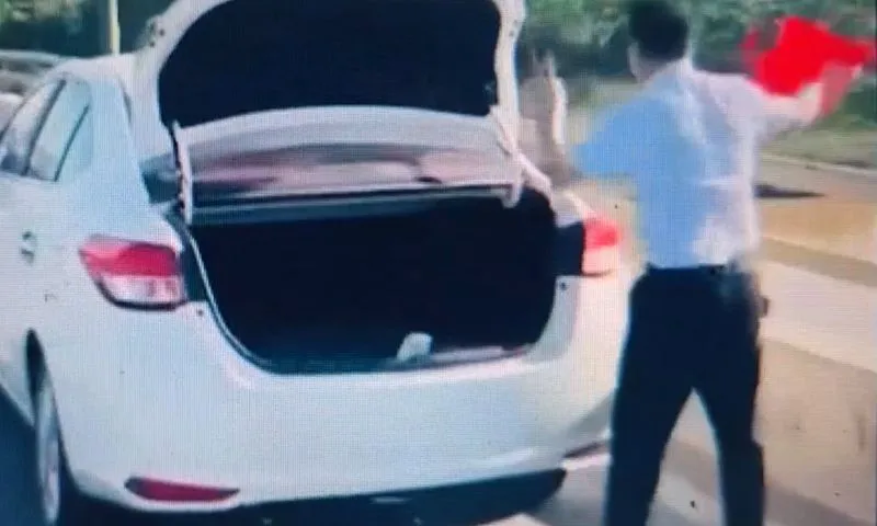 Phạt tài xế 13,5 triệu đồng vì dừng xe giữa cầu ném bịch đồ xuống sông