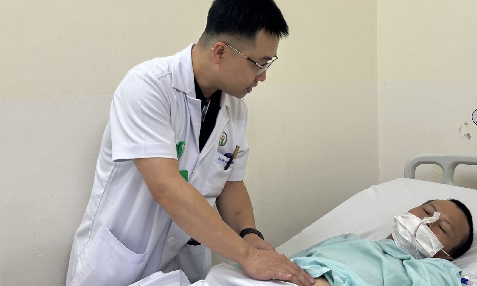 Thủng trực tràng nghiêm trọng vì bị vòi xịt khí nén xịt vào hậu môn