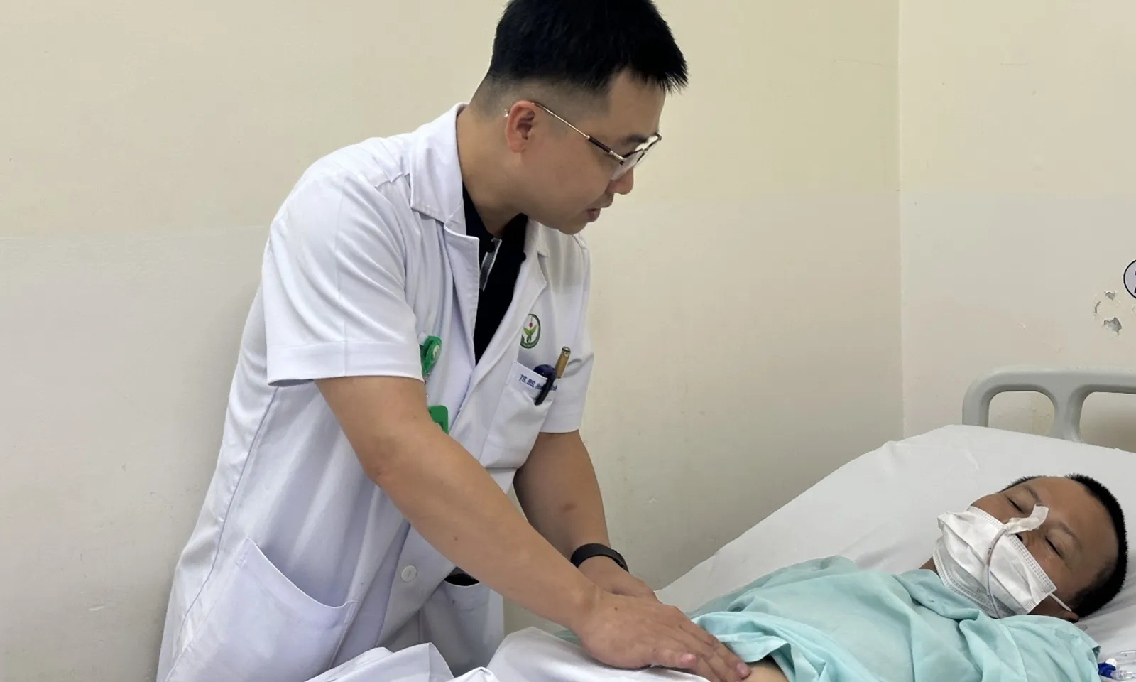 Thủng trực tràng nghiêm trọng vì bị vòi xịt khí nén xịt vào hậu môn