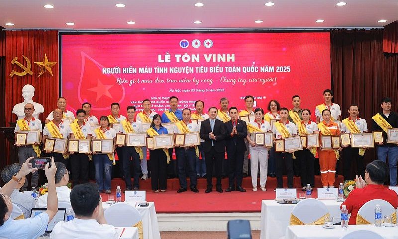 100 tấm gương hiến máu tiêu biểu được tôn vinh: những trái tim bền bỉ vì sự sống cộng đồng