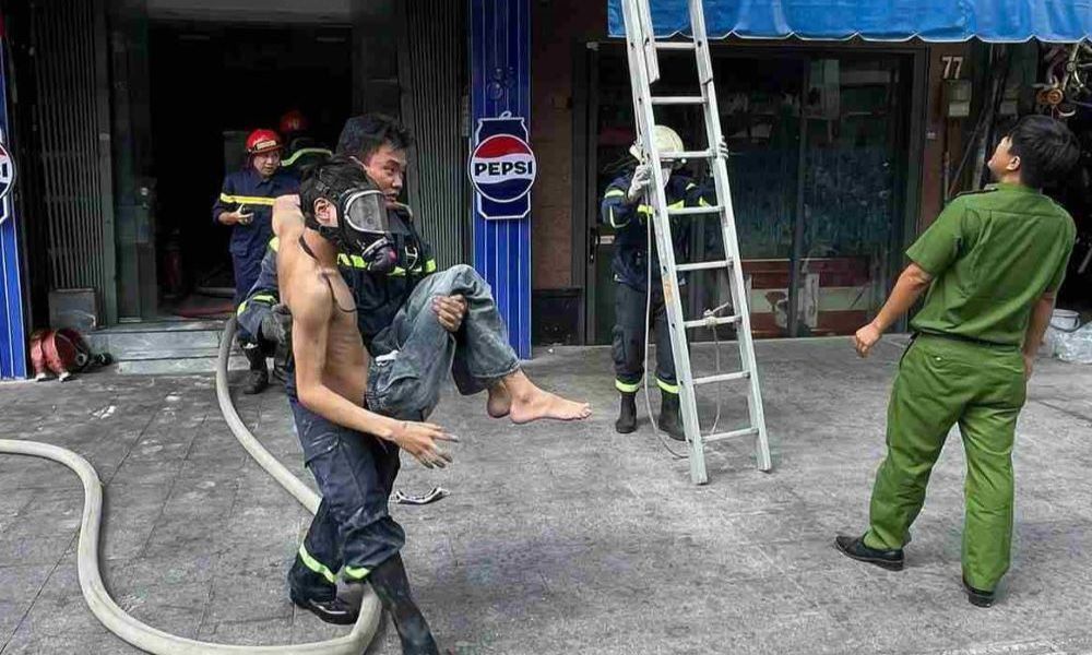 Cháy quán lẩu gà ở Quận 6, cứu thoát 7 người