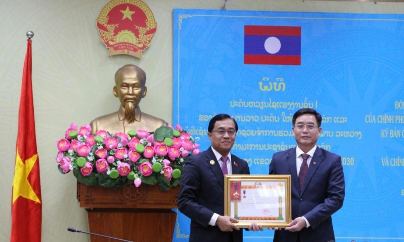 Lào trao Huân chương Lao động hạng Nhất cho tỉnh Đắk Lắk