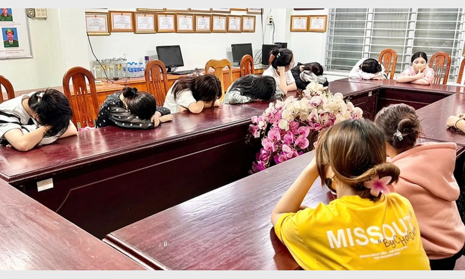 An Giang truy tìm hai nghi phạm liên quan vụ án mua bán dâm người dưới 18 tuổi