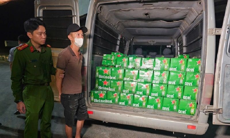 Quảng Trị: Bắt giữ 3 ô tô chở hàng lậu gần 1 tỷ đồng trong đêm