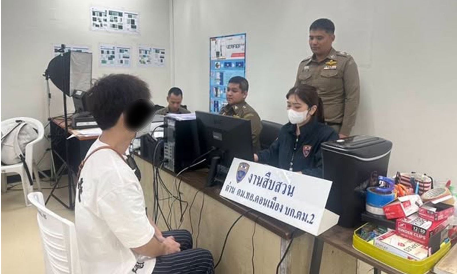 Nghi phạm lừa đảo nhảy khỏi cửa sổ tầng hai của đồn cảnh sát bỏ trốn