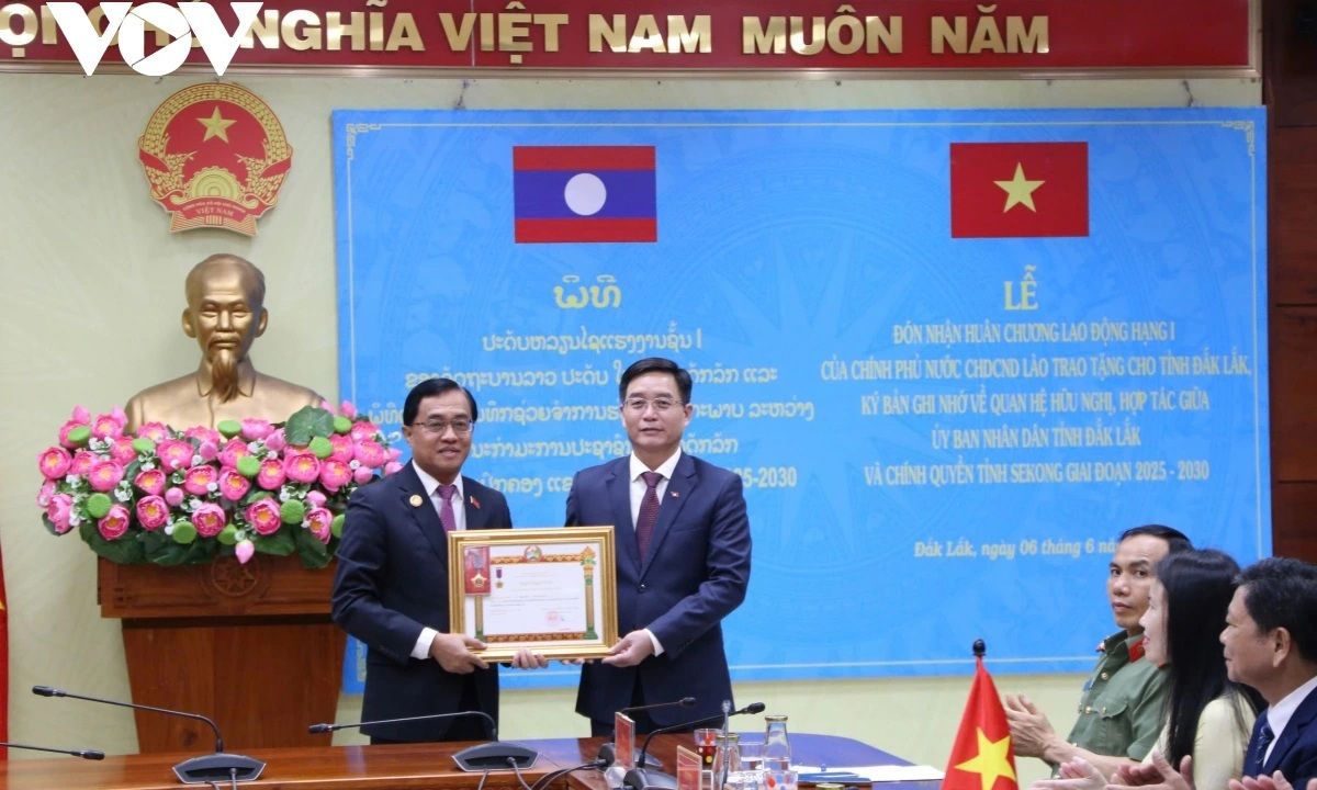 Lào trao Huân chương Lao động hạng Nhất cho tỉnh Đắk Lắk
