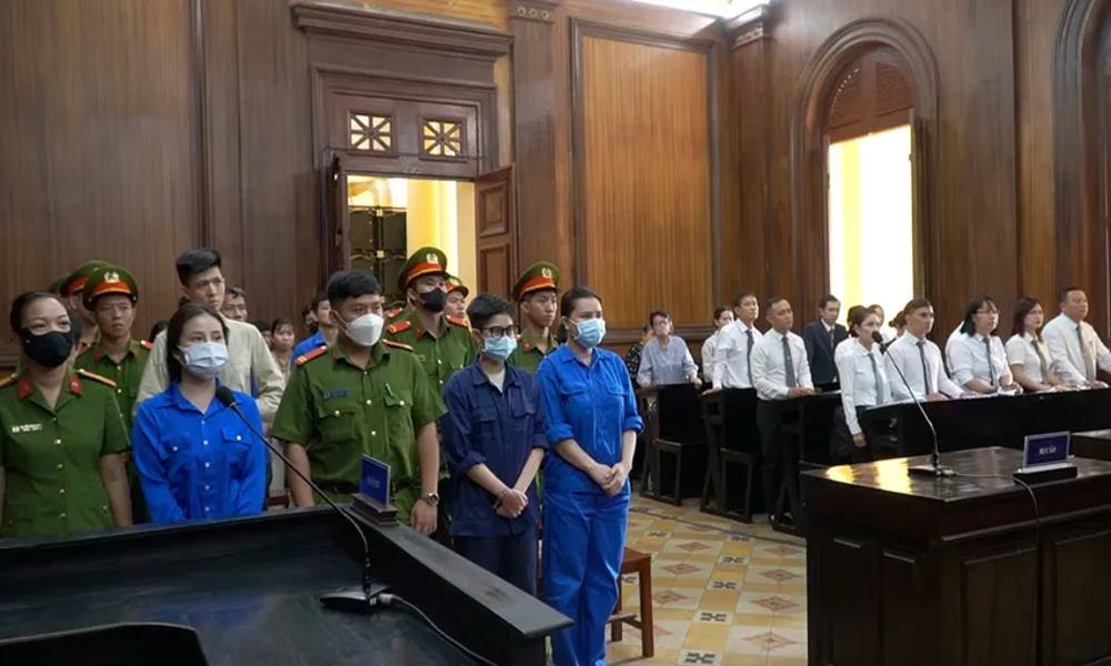 Hoài DJ và 8 đồng phạm hầu tòa: Hơn 100 kg ma túy “pha chế” từ bột lạ
