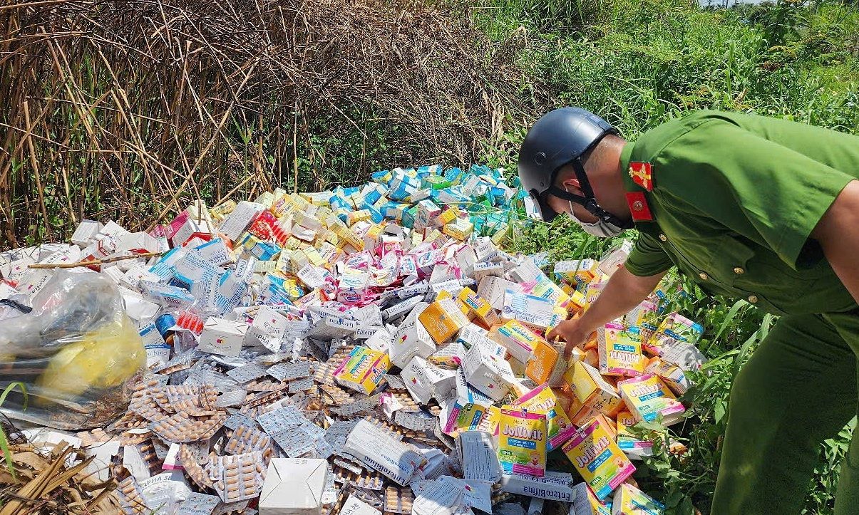 Hàng loạt thực phẩm chức năng, thuốc nghi hàng giả bị đổ bỏ trái phép gần chợ Bình Điền
