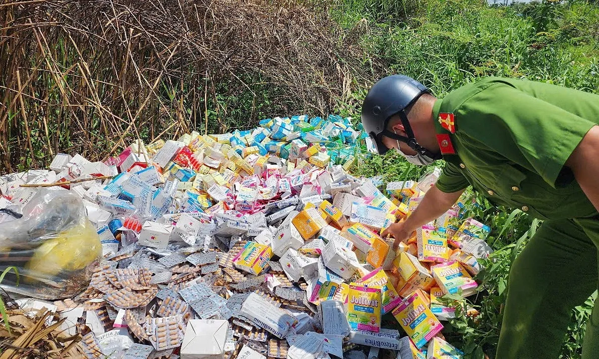 Hàng loạt thực phẩm chức năng, thuốc nghi hàng giả bị đổ bỏ trái phép gần chợ Bình Điền