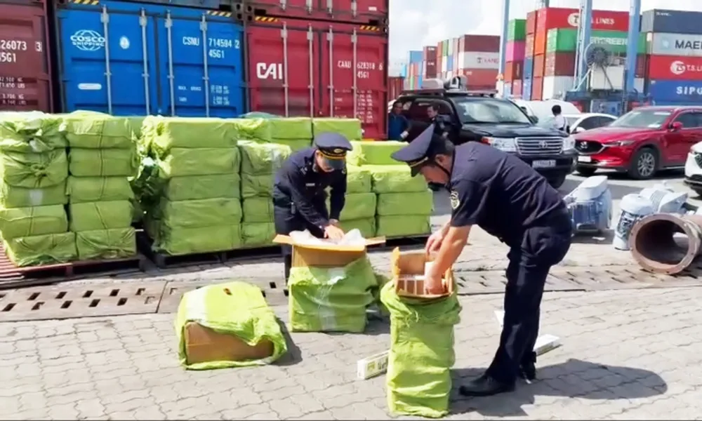 Phát hiện lô thuốc lá lậu trị giá 2,5 tỷ đồng giấu trong bồn thép xuất sang Canada