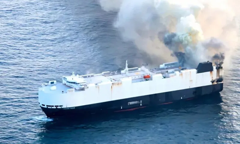 Cháy tàu hàng chở 3.000 ô tô, xe điện, lửa khởi phát từ khu chứa xe điện