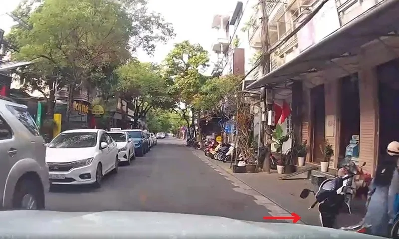 Chiếc xe máy ngã trước khi ô tô đụng vào xe máy, cô gái đã quên gạt chân chống xe 2