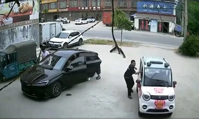 Chiếc xe trước cửa nhà không người lái bỗng chạy khiến người đàn ông hoảng hốt rượt theo xe