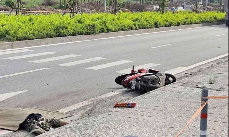 Đi xe máy va chạm xe tải chạy cùng chiều, bị xe tải cán tử vong