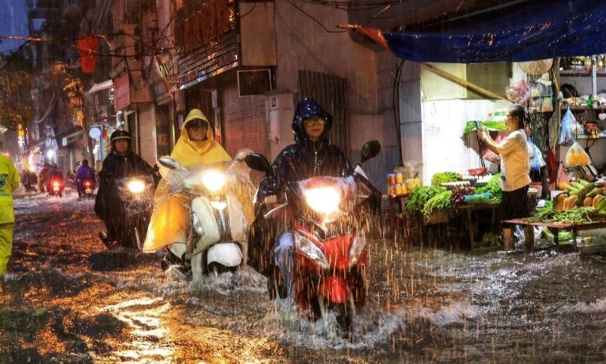 Hà Nội: Mưa lớn, cảnh báo ngập úng nhiều nơi