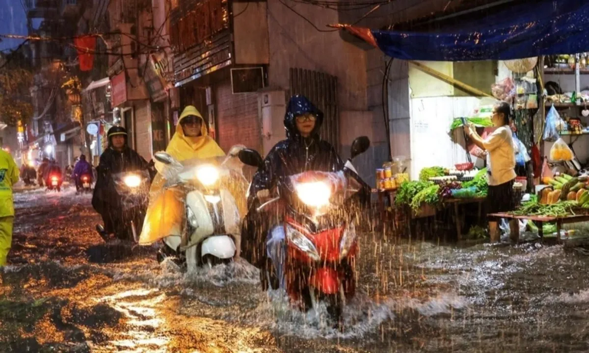 Hà Nội: Mưa lớn, cảnh báo ngập úng nhiều nơi