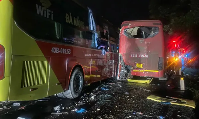 3 xe khách tông liên hoàn ở QL1 - Huế, nhiều người nhập viện