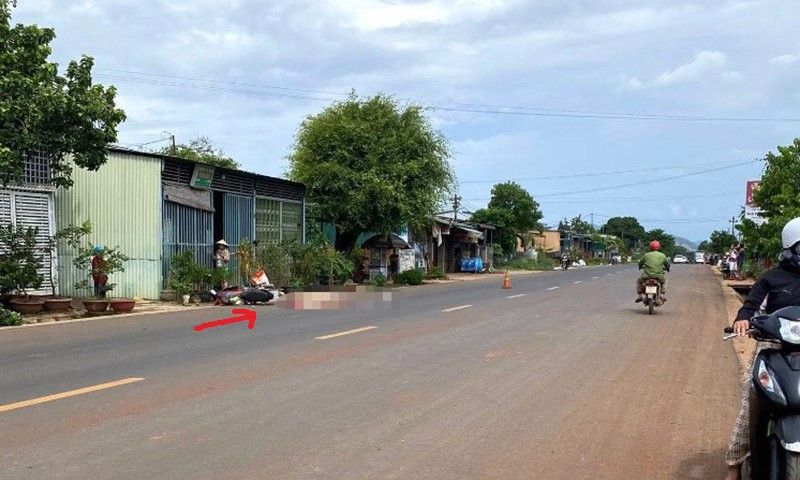 Xe khách đụng xe máy chạy cùng chiều người phụ nữ tử vong