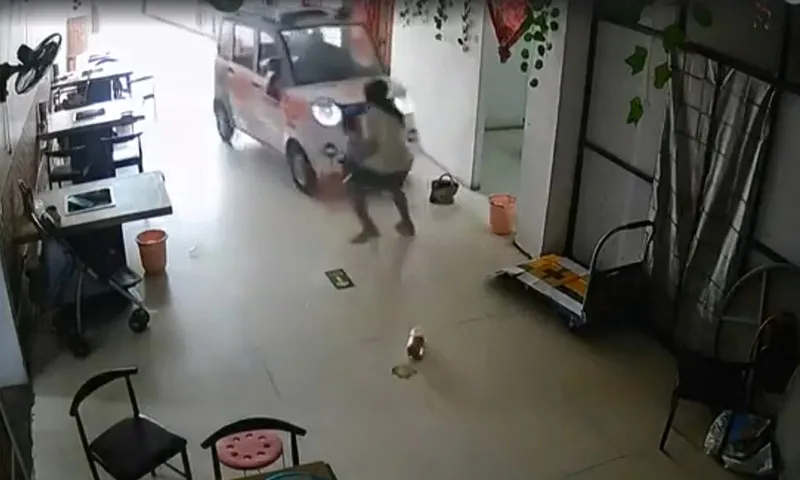 Người chị nhanh trí bế em chạy thoát ngay trước đầu xe ô tô