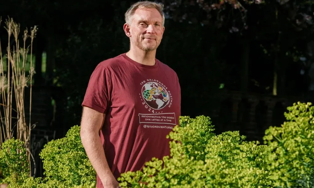 Người đàn ông giao thư khắp thế giới để tưởng nhớ cha và kết nối yêu thương