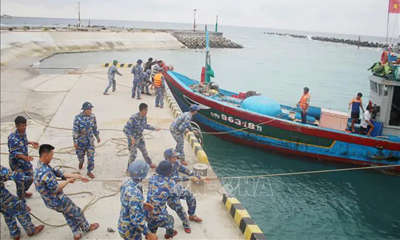 Tàu cá gặp sự cố trên biển ở Trường Sa được lai dắt về bến an toàn