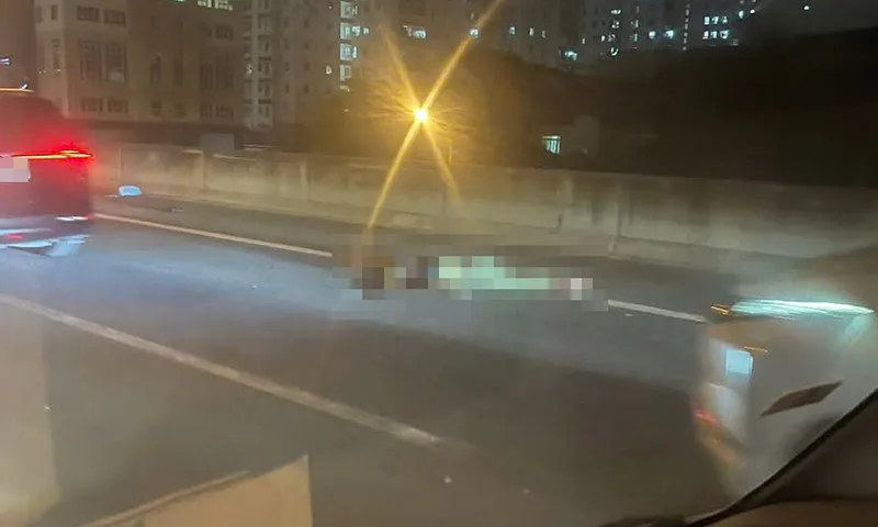 Va chạm ô tô ở đường Vành đai 3 trên cao, tài xế xe máy tử vong