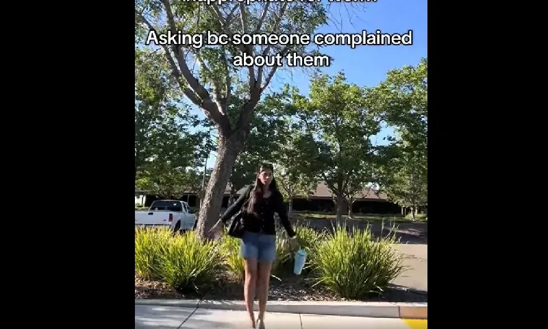 Tranh cãi về trang phục công sở bùng nổ sau video của nhân viên phi lợi nhuận ở Mỹ