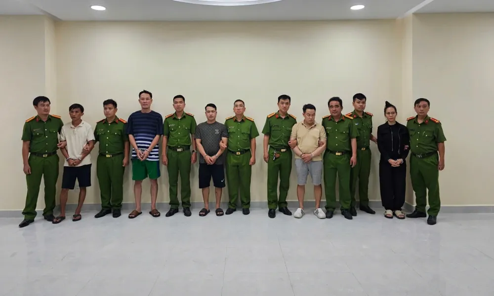 Triệt phá đường dây sản xuất 220.000 chai nhớt giả mạo thương hiệu lớn